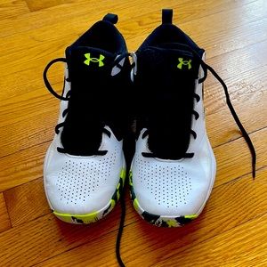 Woman’s Under Armour basketball sneakers size 10!